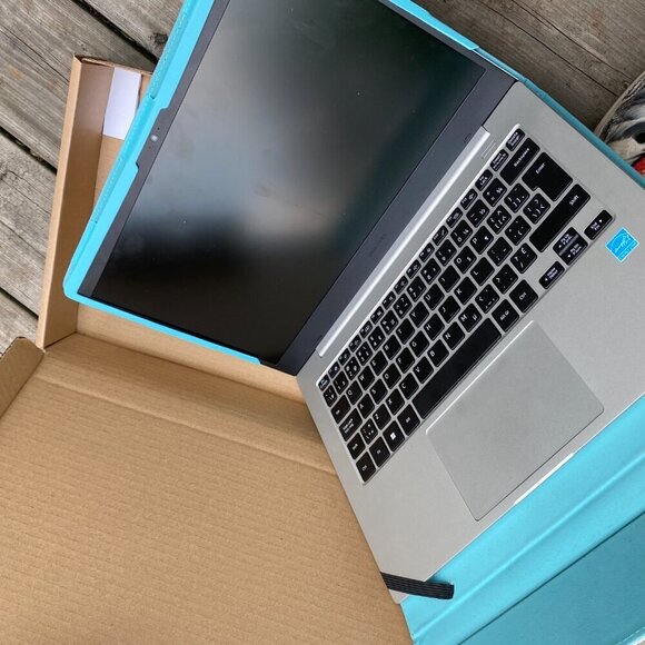 Samsung Galaxy Book Go 14" Laptop - Silver Qualcomm Snapdragon 7c/128GB SSD/4GB - Picture 5 of 8